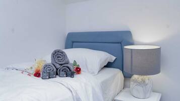 4 bedrooms, iron/ironing board, WiFi, bed sheets