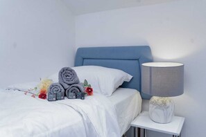 4 عدّة غرف نوم ومكواة/لوح كي وواي فاي وملاءات أسرّة