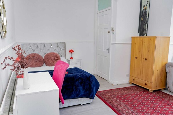 4 عدّة غرف نوم ومكواة/لوح كي وواي فاي وملاءات أسرّة