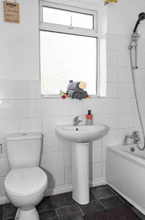 تجهيزات دش، مجففات شعر، مناشف، صابون