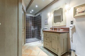 Douche, séchoir à cheveux, serviettes fournies