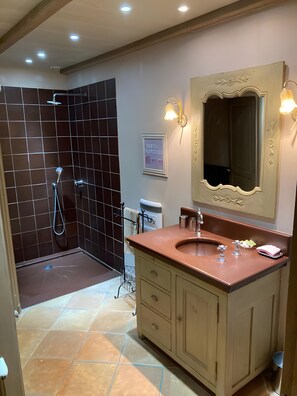 Een douche, handdoeken