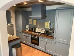 Jääkaappi, mikroaaltouuni, uuni, liesi