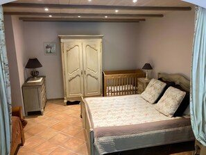 1 slaapkamer, een strijkplank/strijkijzer, wifi, beddengoed