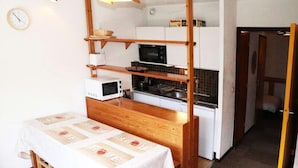 Mikroaaltouuni, keittoastiat/astiat/ruokailuvälineet