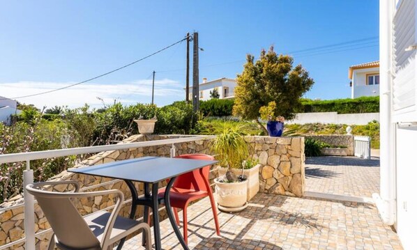 Apartment | Outdoor dining - Villa in Arrifana With Saltwater Pool (Aljezur)