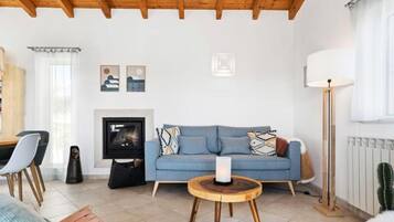 Apartment | Living area | Fireplace