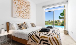 Apartment | 4 bedrooms, bed sheets - Villa in Arrifana With Saltwater Pool (Aljezur)
