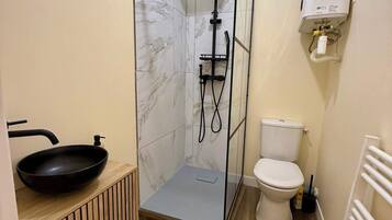 Een douche, een haardroger, handdoeken, zeep