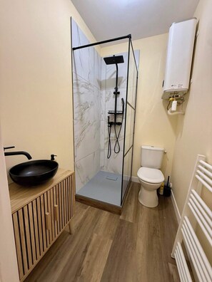 Douche, sèche-cheveux, serviettes fournies, savon