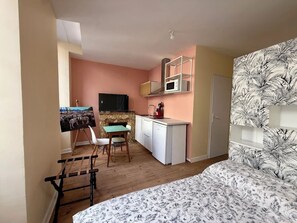 1 chambre, fer et planche à repasser, accès Internet