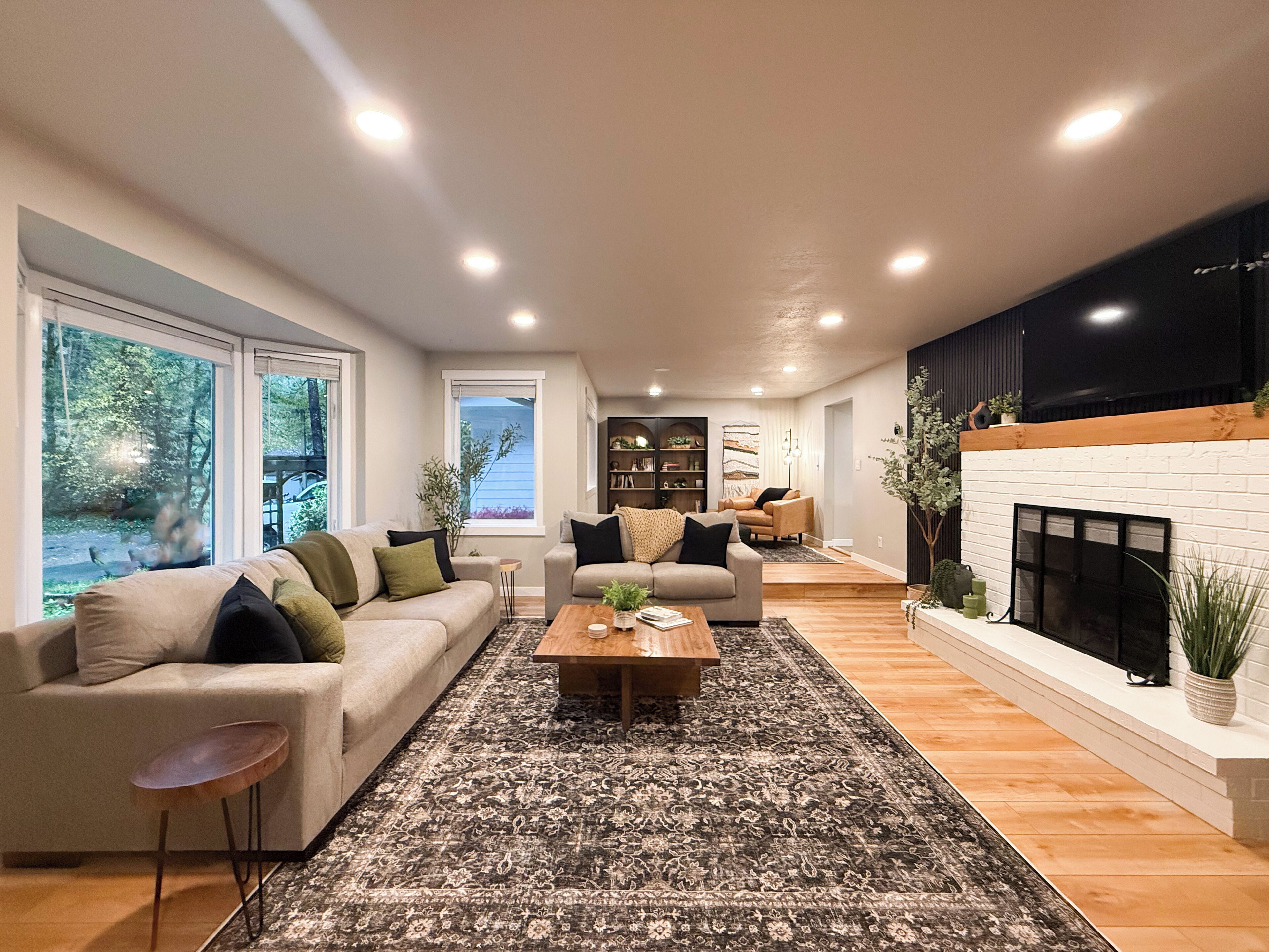 Smart TV, fireplace, books, offices