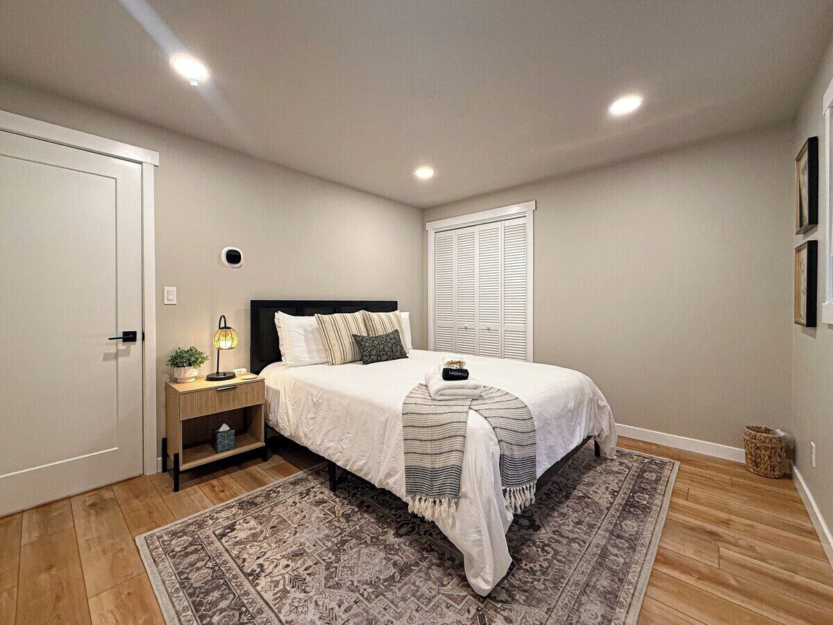 3 habitaciones, escritorio y tabla de planchar con plancha 