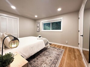 3 bedrooms, desk, iron/ironing board, travel cot