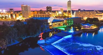 Walkable to Notre Dame! Cozy 2 bedroom home(426)