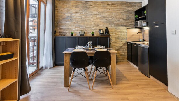 Wasserkocher mit Kaffee-/Teezubehör, Kühlschrank, Mikrowelle