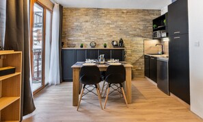 Fridge, microwave, dishwasher, coffee/tea maker - Apartment in Les Orres With Heated Pool (Les Orres)