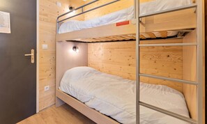 Room - Apartment in Les Orres With Heated Pool (Les Orres)