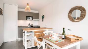 Fridge, oven, dishwasher, coffee/tea maker