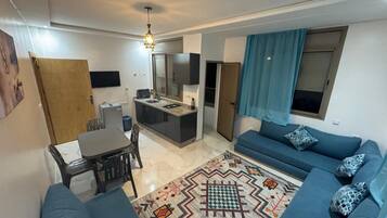 Comfort Studio Suite, Balcony, City View | Living area