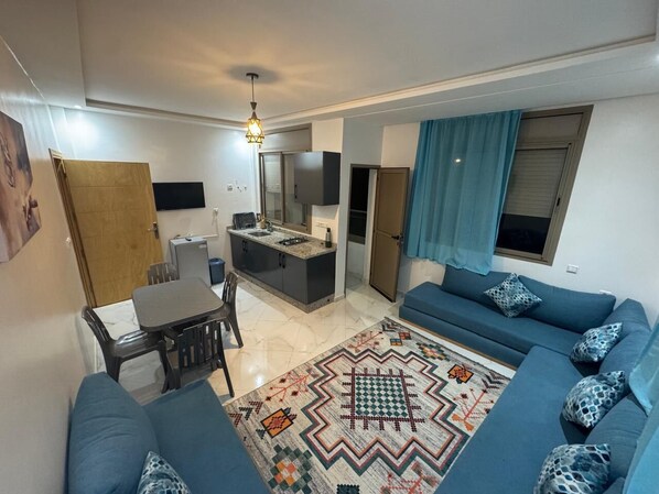 Comfort studio suite, balkon, uitzicht op stad | Woonruimte