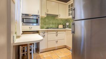 Een koelkast, een microgolfoven, een oven, een kookplaat