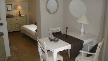 1 chambre, fer et planche Ă repasser, Wi-Fi, draps fournis