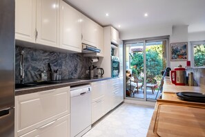 Fridge, microwave, oven, stovetop - Spacious Ground-Floor 3-Bedroom Apartment with Private Garden, Wi-Fi & Air Conditioning (Nice)