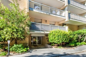 Exterior - Spacious Ground-Floor 3-Bedroom Apartment with Private Garden, Wi-Fi & Air Conditioning (Nice)