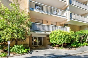 Exterior - Spacious Ground-Floor Apartment with Private Garden, Wi-Fi & Air Conditioning (Nice)