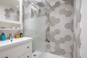 Shower, hair dryer - Spacious Ground-Floor 3-Bedroom Apartment with Private Garden, Wi-Fi & Air Conditioning (Nice)