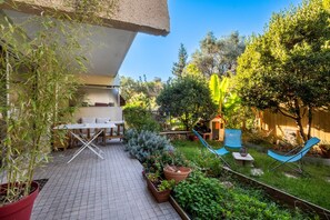 Terrace/patio - Spacious Ground-Floor 3-Bedroom Apartment with Private Garden, Wi-Fi & Air Conditioning (Nice)