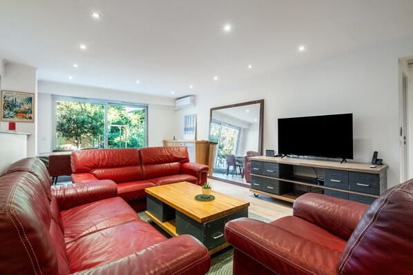 TV - Spacious Ground-Floor Apartment with Private Garden, Wi-Fi & Air Conditioning (Nice)