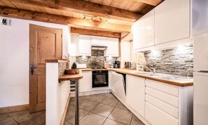 Microwave, oven, coffee/tea maker, cookware/dishes/utensils - Apartment in Morzine Near Ski Lifts (Morzine)