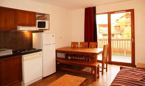 Fridge, microwave, dishwasher, cookware/dishes/utensils - Large 3-room Apartment for 8 People in Les Orres 1800 (Les Orres)