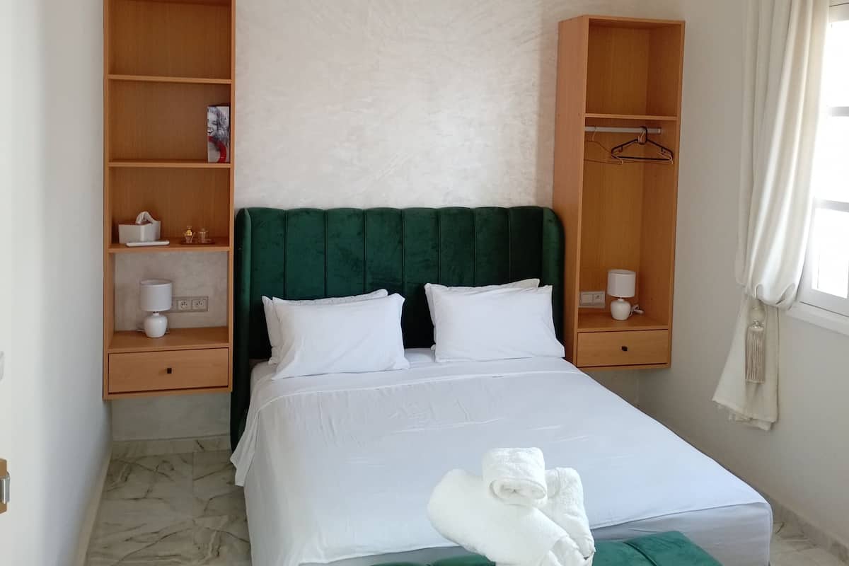 Habitación cuádruple familiar, 1 cama King size y sofá cama, para no fumadores | Caja de seguridad en la habitación y tabla de planchar con plancha