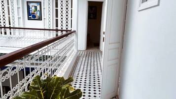 Chambre Quadruple Familiale, 1 trÚs grand lit et 1 canapé-lit, non-fumeurs | Coffres-forts dans les chambres, fer et planche à repasser