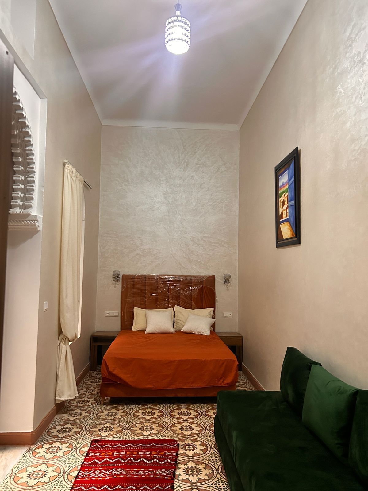 Kolmen hengen deluxe-huone, patio, näköala pihalle | Tallelokero huoneessa, silitysrauta/-lauta, ilmainen Wi-Fi