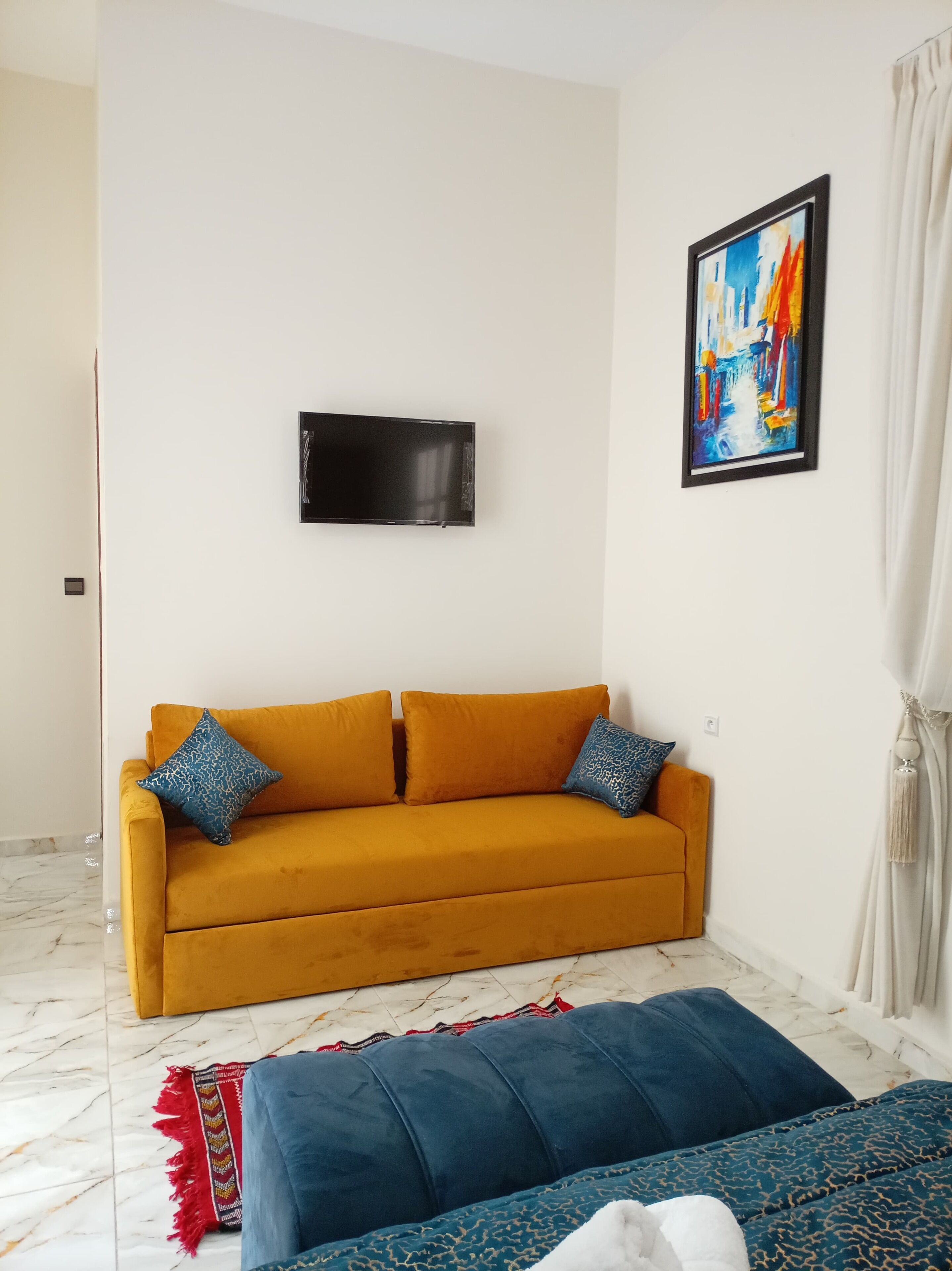 Neljän hengen perhehuone, 1 suuri parisänky ja vuodesohva, tupakointi kielletty | Oleskelualue