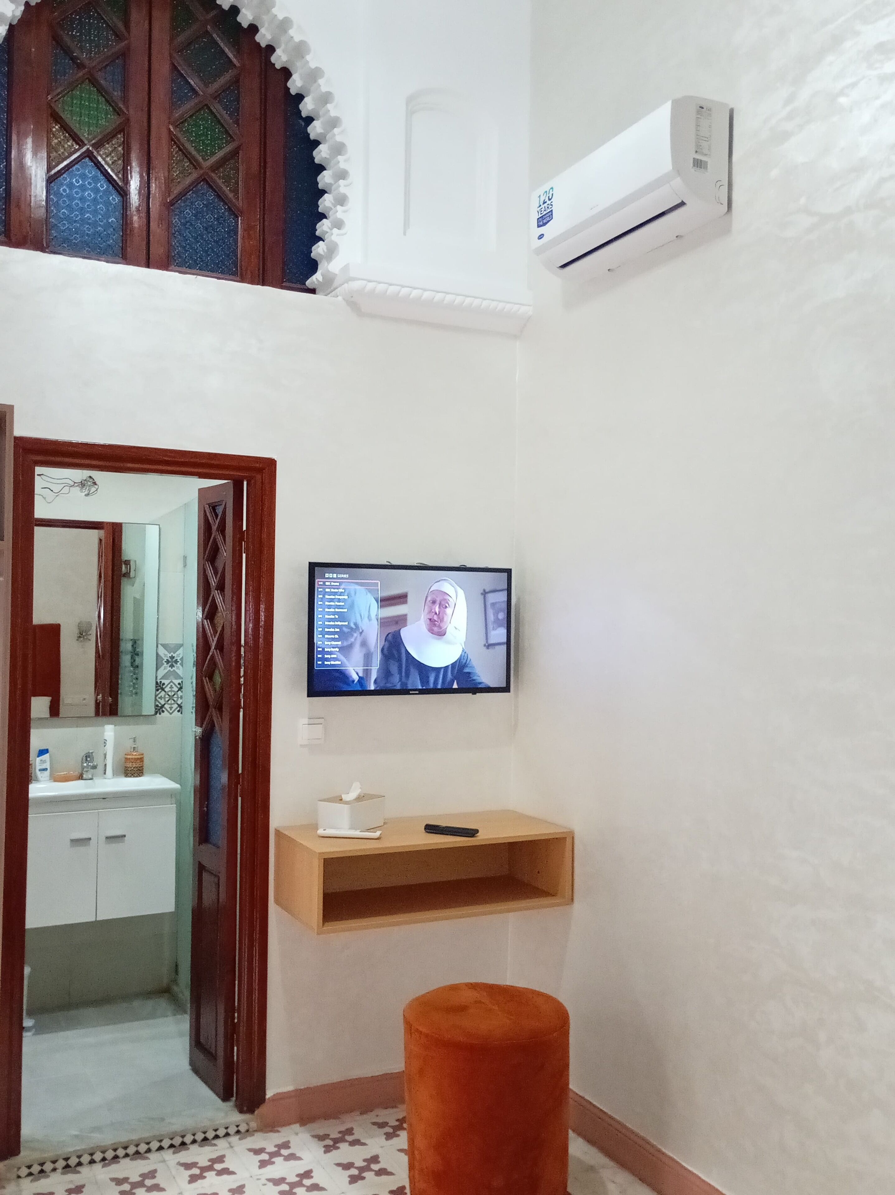 Kahden hengen deluxe-huone, patio, näköala pihalle | Tallelokero huoneessa, silitysrauta/-lauta, ilmainen Wi-Fi