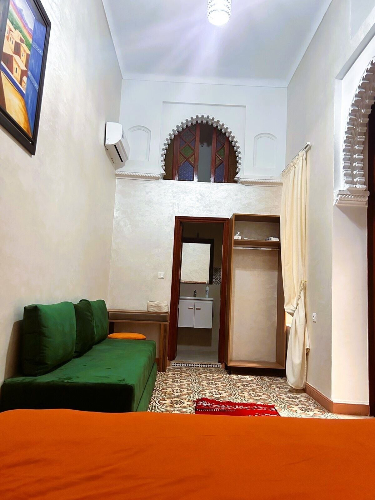 Chambre Triple Deluxe, patio, vue cour intérieure | Coin séjour