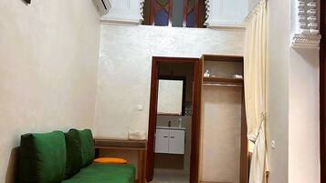 Chambre Triple Deluxe, patio, vue cour intérieure | Coin séjour