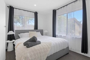 2 bedrooms, iron/ironing board, WiFi, bed sheets - The Arcade Escape - Games & Vibes (Surfers Paradise)