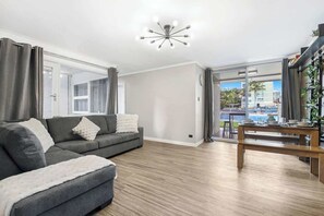 TV, video games, offices - The Retro Reef - Games & Vibes (Surfers Paradise)