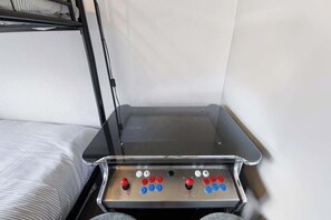 2 bedrooms, iron/ironing board, WiFi, bed sheets - The Retro Reef - Games & Vibes (Surfers Paradise)
