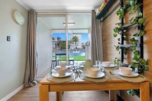 Dining - The Retro Reef - Games & Vibes (Surfers Paradise)