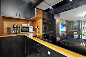 Fridge, microwave, oven, stovetop - The Retro Reef - Games & Vibes (Surfers Paradise)