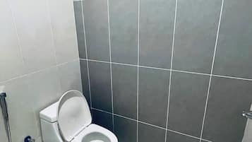 Hiustenkuivaaja, pyyhkeet, saippua, vessapaperi