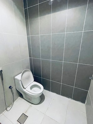 مجففات شعر، مناشف، صابون، ورق حمّام