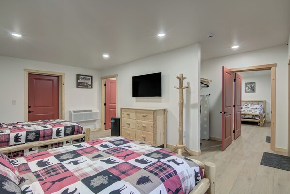 Tabla de planchar con plancha, wifi gratis y ropa de cama 